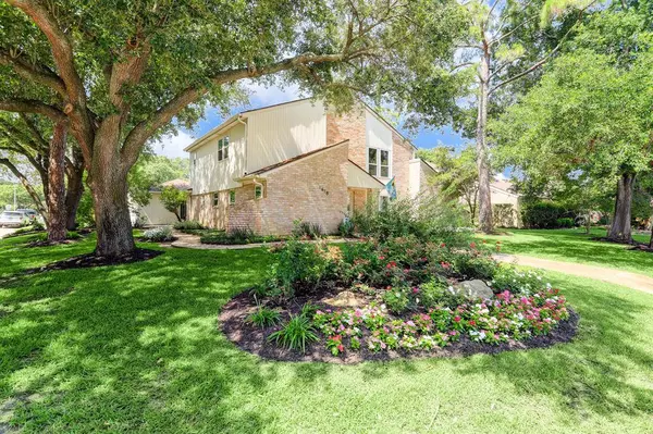 1418 W Brooklake DR N, Houston, TX 77077