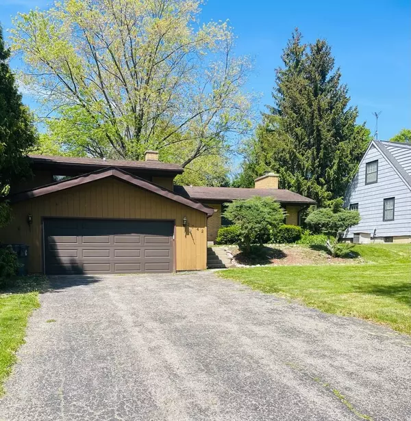 2742 E Bonnie Brook Lane, Waukegan, IL 60087