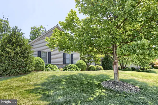 3945 BLOSSOM VALLEY DR, York, PA 17402