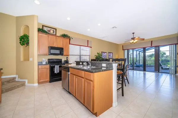 420 LAKE DAVENPORT CIR, Davenport, FL 33837