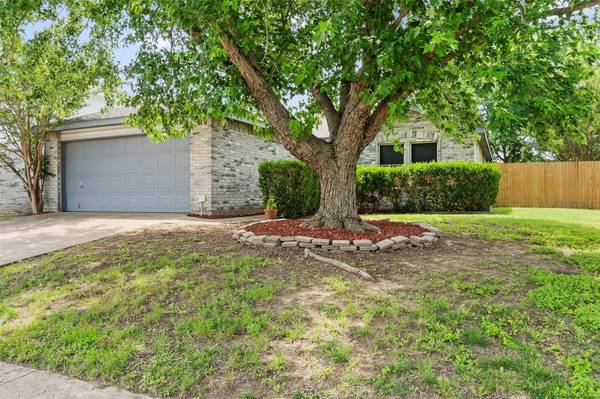 906 Salida Drive, Arlington, TX 76001