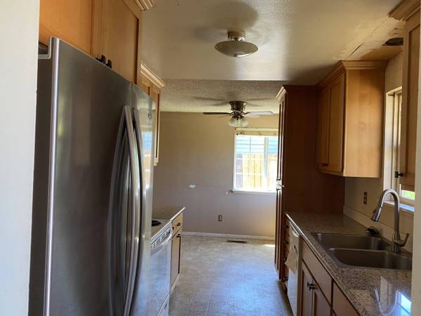 2976 Far West Ave, Medford, OR 97501