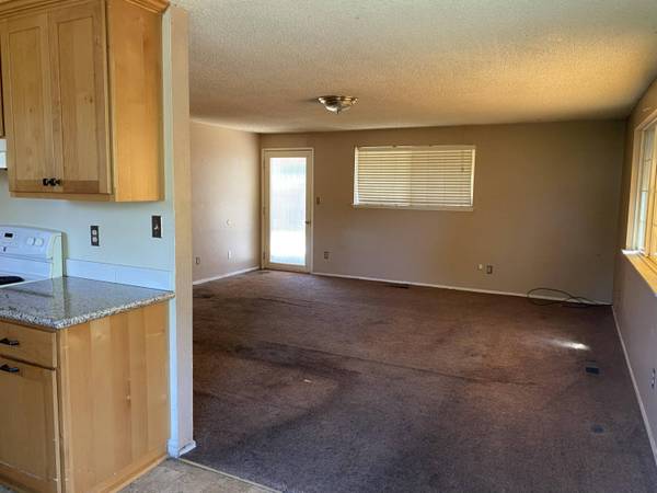 2976 Far West Ave, Medford, OR 97501