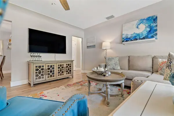 11208 CHEROKEE DR, St Petersburg, FL 33708