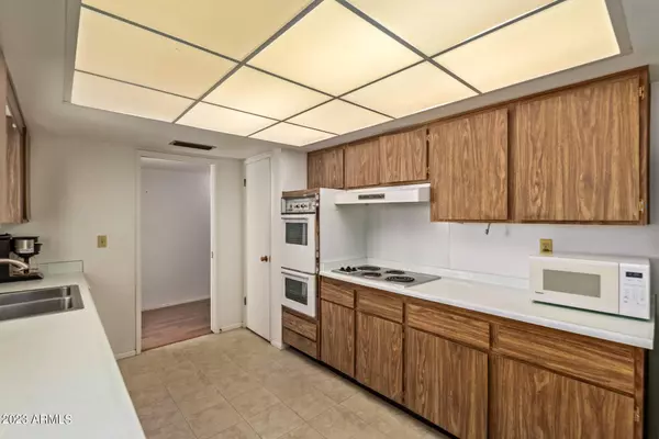 10527 W Saratoga Circle, Sun City, AZ 85351