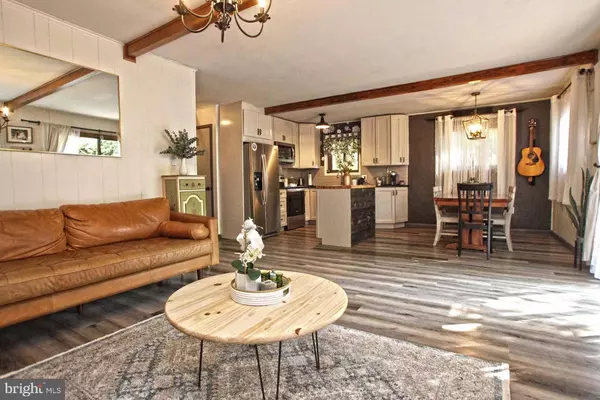 1762 ROLLING HILLS DR, Tobyhanna, PA 18466