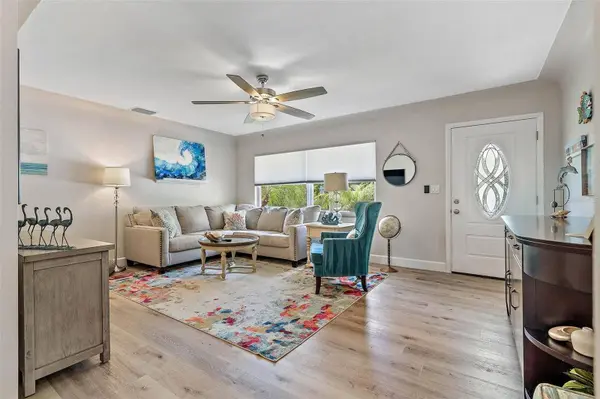 11208 CHEROKEE DR, St Petersburg, FL 33708