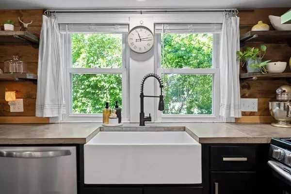 129 Valley Rd, Dracut, MA 01826