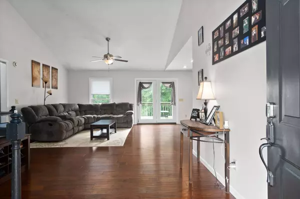 97 Camelot Dr, Cadiz, KY 42211