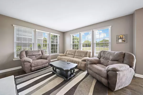 916 Concord Circle, Mundelein, IL 60060