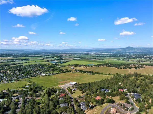 220 Surrey Dr, Jacksonville, OR 97530