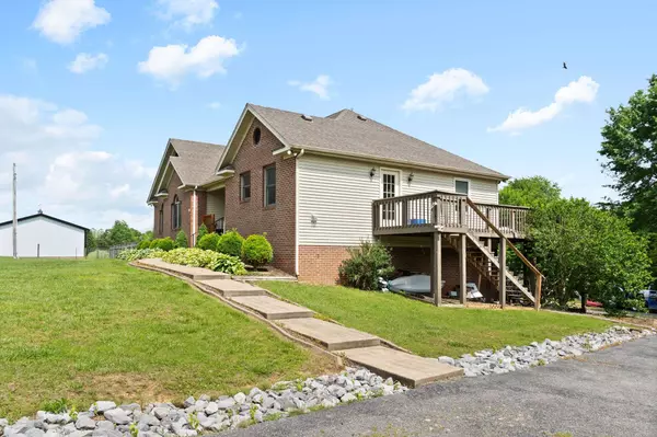 97 Camelot Dr, Cadiz, KY 42211