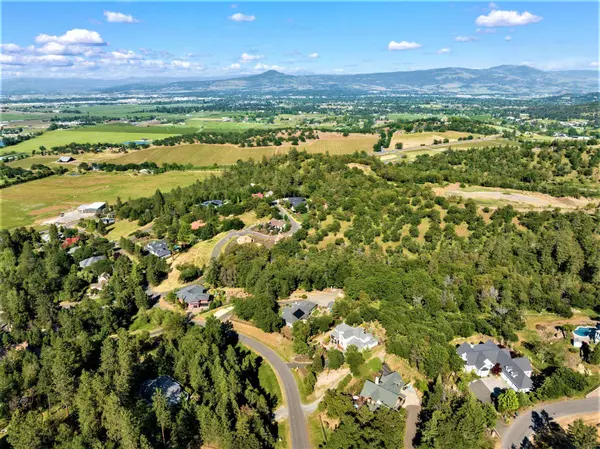 220 Surrey Dr, Jacksonville, OR 97530