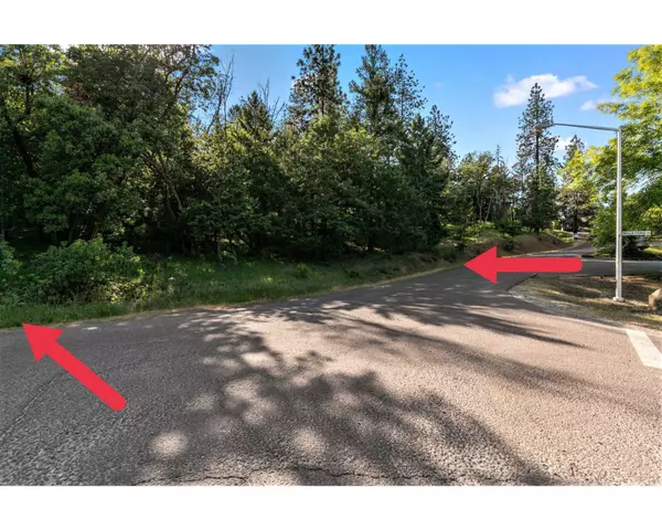 220 Surrey Dr, Jacksonville, OR 97530