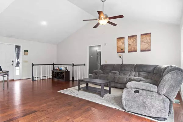 97 Camelot Dr, Cadiz, KY 42211