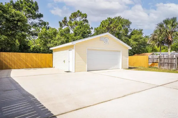 9405 Octavia Ln, Navarre, FL 32566