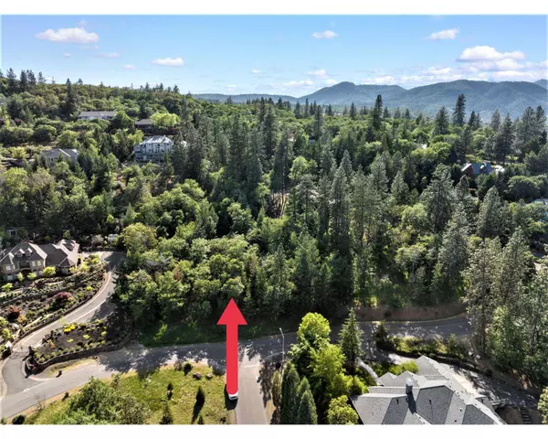 220 Surrey Dr, Jacksonville, OR 97530