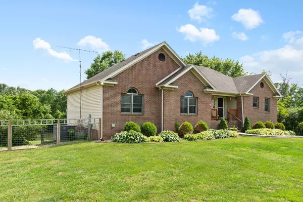 97 Camelot Dr, Cadiz, KY 42211