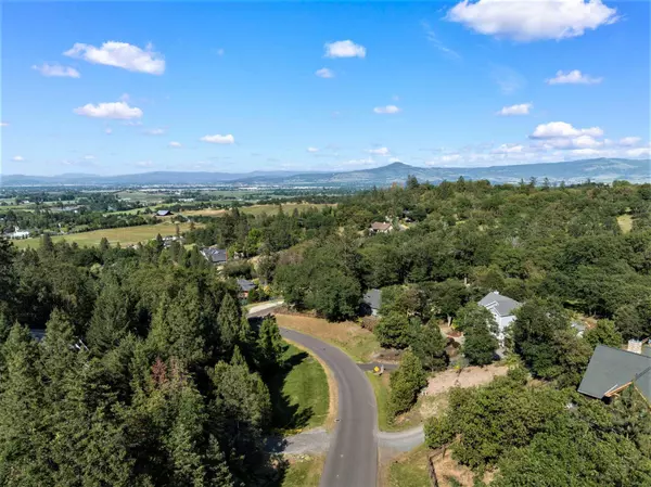 220 Surrey Dr, Jacksonville, OR 97530