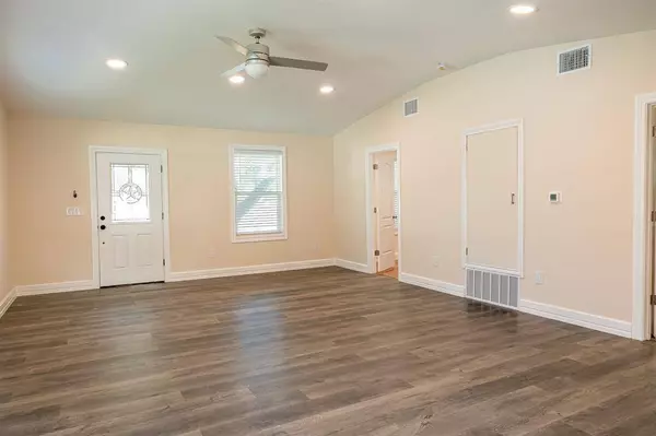 890 N Waco ST, Giddings, TX 78942