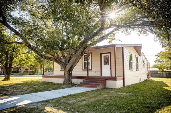 890 N Waco ST, Giddings, TX 78942