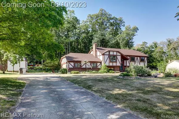 5254 NAVAJO Trail, Pinckney, MI 48169