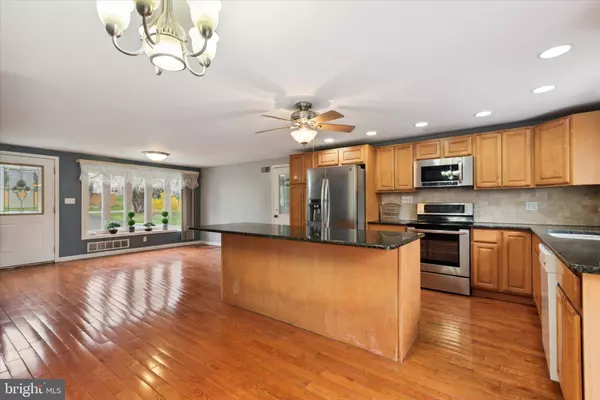2756 LENHART RD, Colmar, PA 18915
