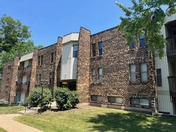 2214 Country Club Drive #13, Woodridge, IL 60517
