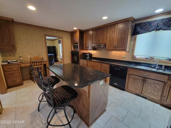 2545 PEMBROOKE Drive, Grand Forks, ND 58201