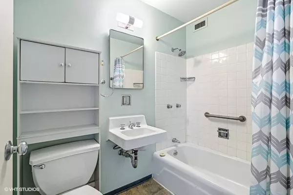 4800 S Lake Park Avenue #2212, Chicago, IL 60615