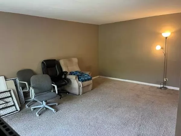 2214 Country Club DR #13, Woodridge, IL 60517