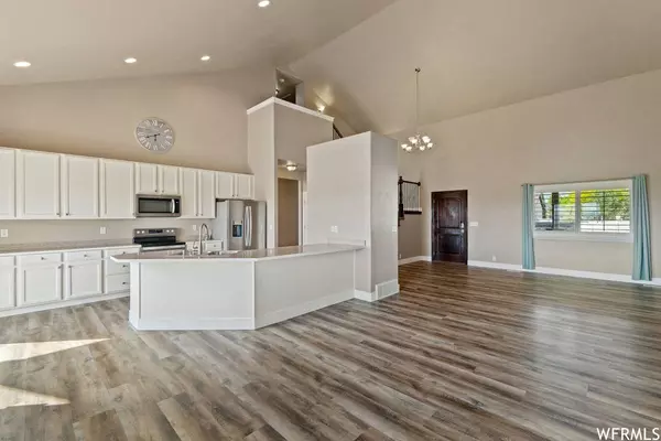 1042 S VIEW CREST LN, Kaysville, UT 84037