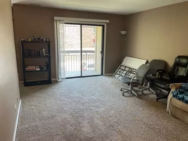 2214 Country Club DR #13, Woodridge, IL 60517