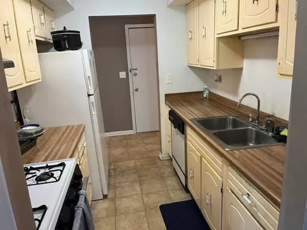 2214 Country Club DR #13, Woodridge, IL 60517