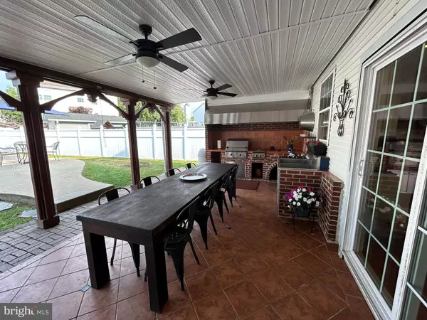 1 ARROWHEAD DR, Burlington, NJ 08016