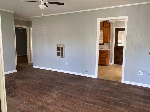 408 S Texana ST, Hallettsville, TX 77964