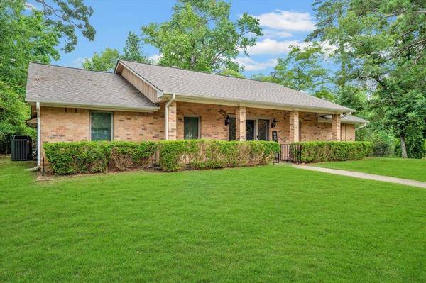 2100 Groveshire DR, Huntsville, TX 77340