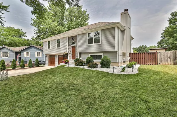 316 SE Bent Tree DR, Blue Springs, MO 64014