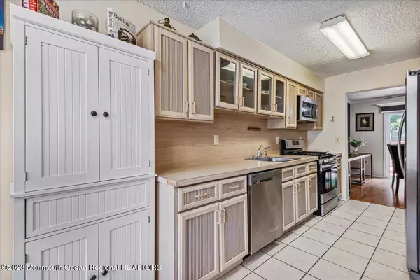 21 Seabreeze Square, Freehold, NJ 07728