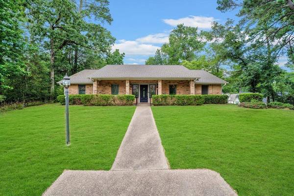 2100 Groveshire DR, Huntsville, TX 77340