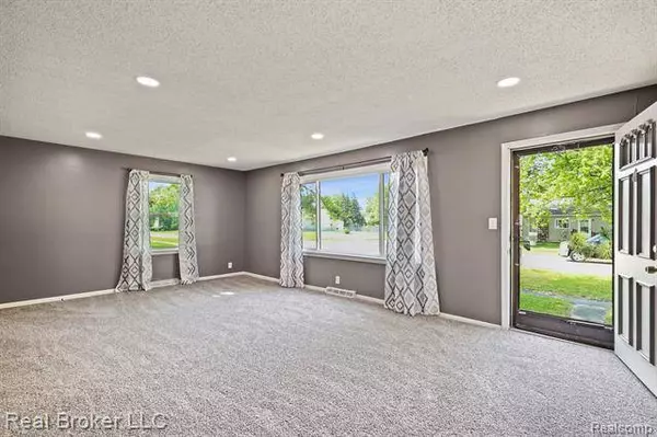 2006 JOLSON Avenue, Burton, MI 48529