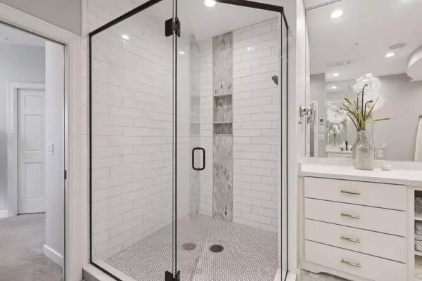 8301 Creekside CIR #930, Bloomington, MN 55437