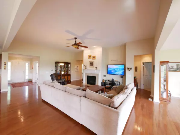 8952 Heatherstone PL, Zionsville, IN 46077