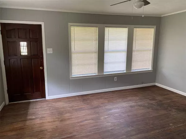 408 S Texana ST, Hallettsville, TX 77964