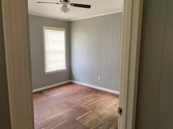 408 S Texana ST, Hallettsville, TX 77964