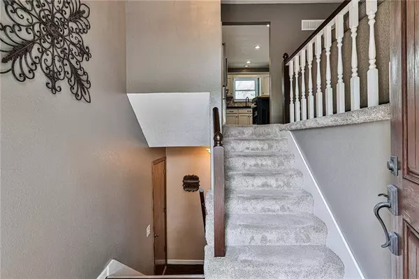 316 SE Bent Tree DR, Blue Springs, MO 64014