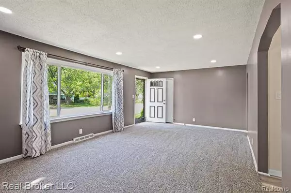 2006 JOLSON Avenue, Burton, MI 48529