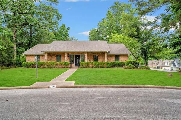 2100 Groveshire DR, Huntsville, TX 77340