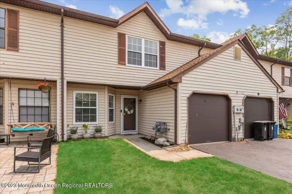 21 Seabreeze Square, Freehold, NJ 07728