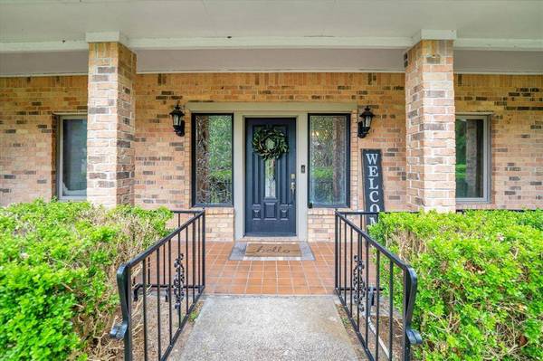 2100 Groveshire DR, Huntsville, TX 77340